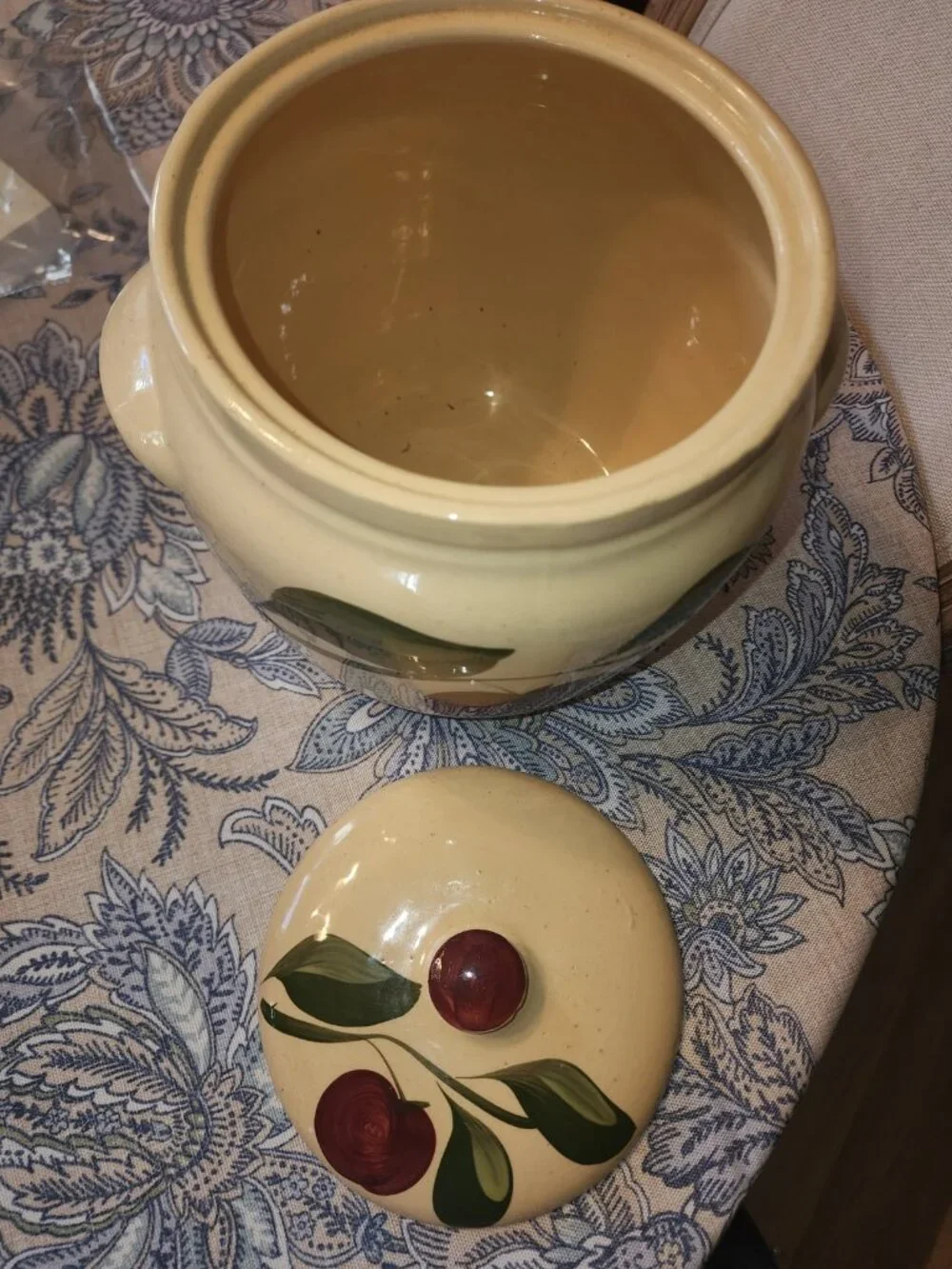 WATT POTTERY VINTAGE BEAN POT FEATURING APPLE DESIGN